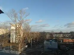 Вид на дома и школу по улице Кауля