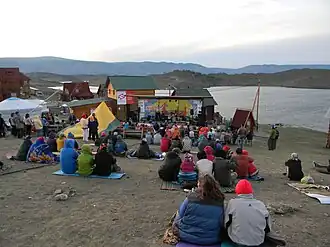 Вид на основную площадку летнего фестиваля.