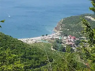 Панорамный вид на устье реки Дюрсо на территории одноимённого курорта