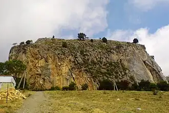 Вид на скалу с посёлка Краснокаменка