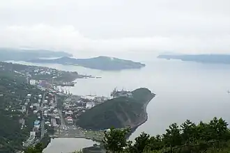 Вид с Мишенной сопки на Авачинскую бухту. На переднем плане Никольская сопка, за ней — Петропавловская губа и акватория Петропавловск-Камчатского морского порта (2008 год).