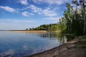 Берег озера весной 2017 года.