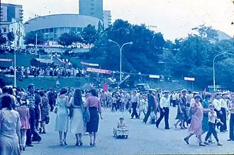 Мальчик управляет педальным детским велосипедом