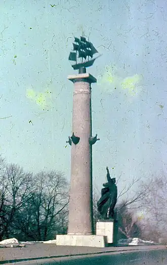 Ростральная колонна перед въездом во Владивосток, фото 1982 года.