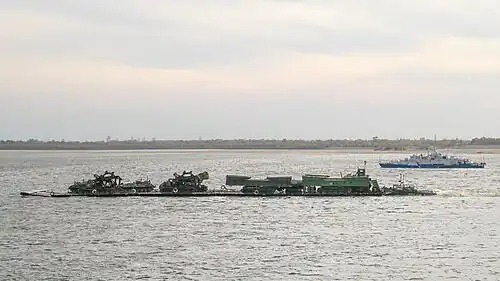 Транспортировка военной техники на пароме, собранном из комплекта ПМП.