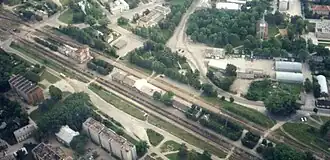 Вокзал Тапа. Слева — направо: малое локомотивное депо; водонапорная башня; здание вокзала; багажное отделение. Большое жёлтое здание на верхнем краю снимка — Клуб железнодорожников. 1997 год.