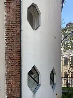 Окна западной стороны малого цилиндра. Верхнее окно, единственное восьмигранное в доме