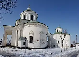 Всехсвятская (слева) и Михайловская (справа) церкви