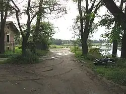 Тот же въезд в Приоратский парк на берегу Чёрного озера. Снимок 2012&nbsp;года