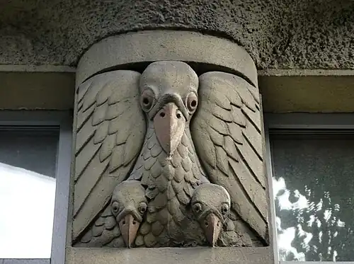 Барельеф, изображающий птичье семейство