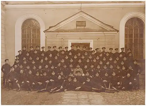 Группа офицеров и нижних чинов постоянного состава Офицерской кавалерийской школы