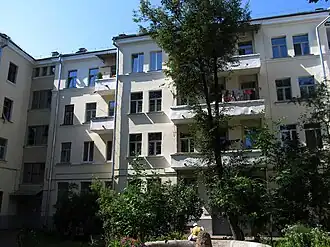 Вид на здание и фонтан (в нижней части фото) со внутреннего дворика