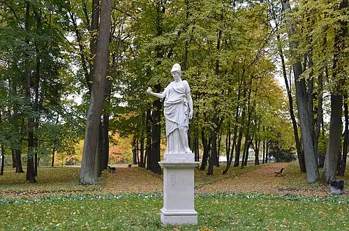 Статуя Афины в Верхнем Голландском саду.