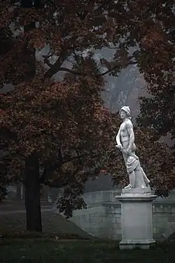 Статуя Марса в Нижнем Голландском саду осенью.