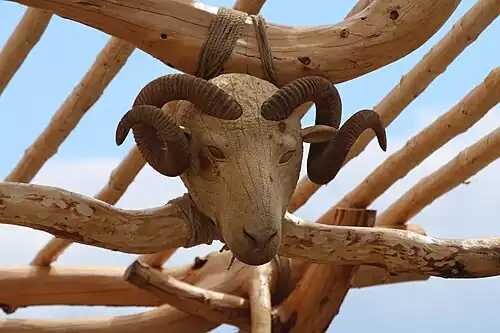 Голова барана на входной арке гастрофестиваля «Боргойская баранина»