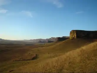 Хребет Ниваду у западной окраины села