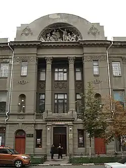 Центральная часть фасада