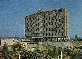 Северный фасад гостиницы с главным входом