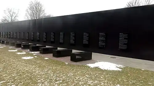 Гранитные камни с обозначением мест ссылок и памятные таблички на эстонском, русском и английском языках об этапах репрессий в Эстонии