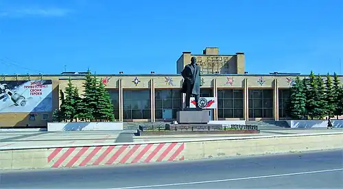 Памятник В. И. Ленину у ДК «Космос» (ранее «Дом офицеров»)