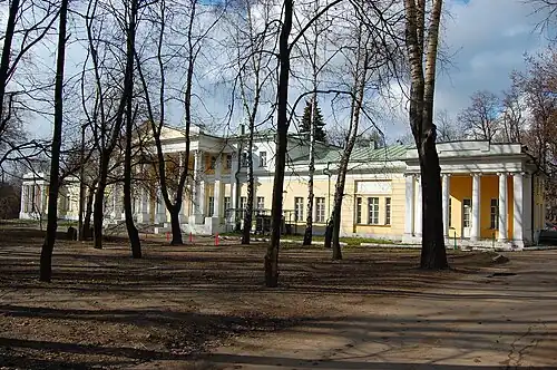 Общий вид дома, парадный фасад