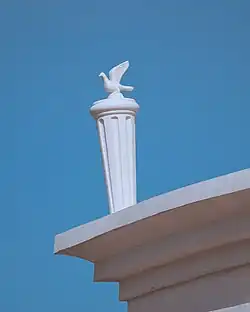 Декоративный элемент над лестницей, выходящей на набережную Михаила Ярославича в Твери.