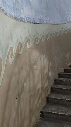 Выявленный и расчищенный жителями дома декор парадной лестницы