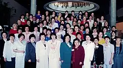 Группа женщин, позирующих для официального фото