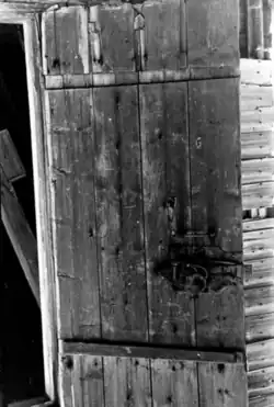 Внутренняя сторона двери со шпонками. Кон. XIX в.