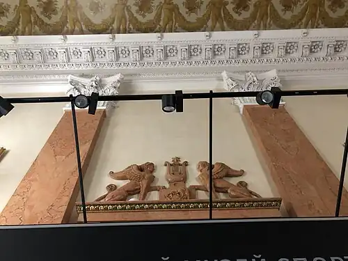 Украшающие дверь грифоны