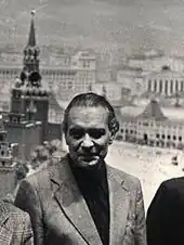 Е.&nbsp;И.&nbsp;Дешалыт на фоне диорамы Москва — столица СССР