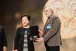 Лауреат премии Джино Страда (в центре) и учредитель премии Хан Хакча (слева), церемония награждения премией мира Сонхак на Международной конференции по лидерству, Сеул, Республика Корея, 2017 год