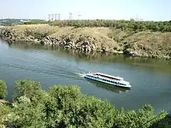 Прогулочный катер на Днепре возле острова Хортица