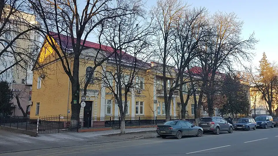 Дом ГортинскихПамятник природы — вековой дуб (у дома)