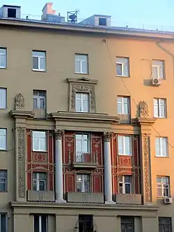 Жилой дом на Садовой-Сухаревской улице,  8—12. Фрагмент фасада.