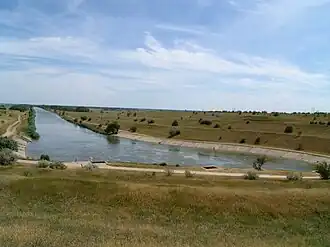 Канал вытекает из дюкера у посёлка Южный