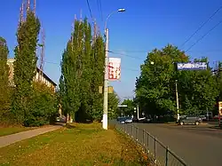 Улица в районе Московского кольца, слева Крымский колледж общественного питания и торговли