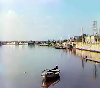 Вид на набережную Мельковской слободы (вдалеке), 1910 год. Фото С. М. Прокудина-Горского.