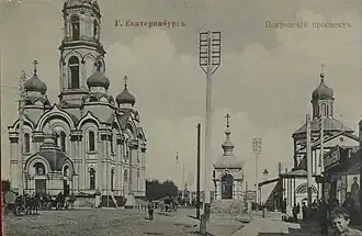 Дореволюционная открытка с видом на отрезок Покровского проспекта. Справа — Свято-Духовская церковь