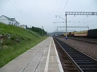 Посадочная платформа железнодорожной станции, вид в сторону Кошурниково