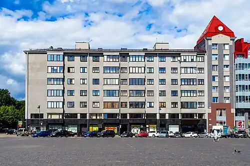 Слева&nbsp;— основной семиэтажный корпус (2023&nbsp;год)