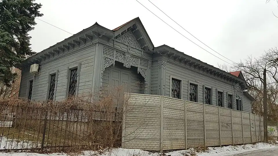 исконно главный фасад — со стороны реки Стрижень