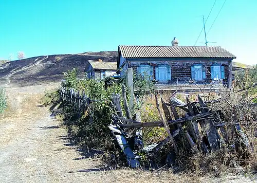 Жилье у подножия холма