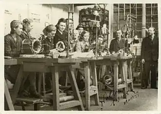 Отдел обмотки. Слева: 2. Эльфрииде Рекка, 6. Элизабет Аннимяги. Справа: 1. Рихо Кукк, 2. Лаазик и мастера-электрики Промшколы №&nbsp;2. 1945 год