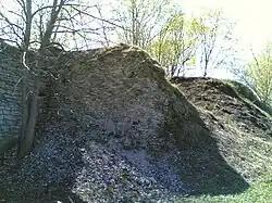 Загряжская башня-захаб. Вид на останки слева с Застенья