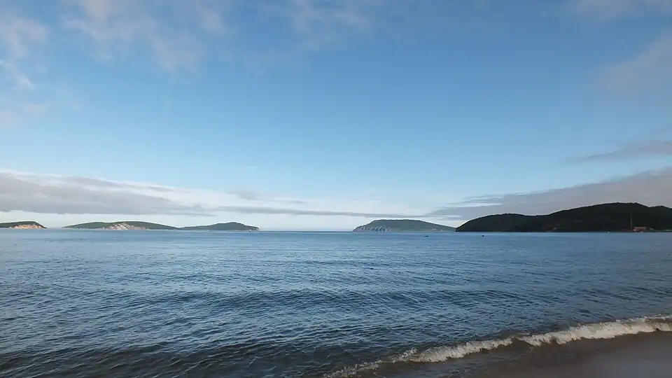 Вдали справа — полуостров Ватовского, возле него на дне залива лежат останки крейсера.