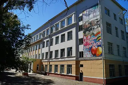 Здание, где учились Герои Советского Союза С.&nbsp;В.&nbsp;Носов, Е.&nbsp;В.&nbsp;Полтавский, В.&nbsp;М.&nbsp;Тимощук, В.&nbsp;Г.&nbsp;Шелест, В.&nbsp;Н.&nbsp;Яшин (д. 53)