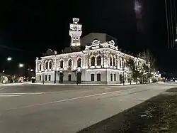 После реставрации в тёмное время суток здание подсвечивается