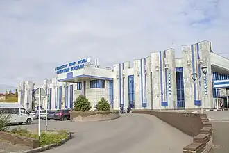 Здание вокзала со стороны города в сентябре 2020 года.