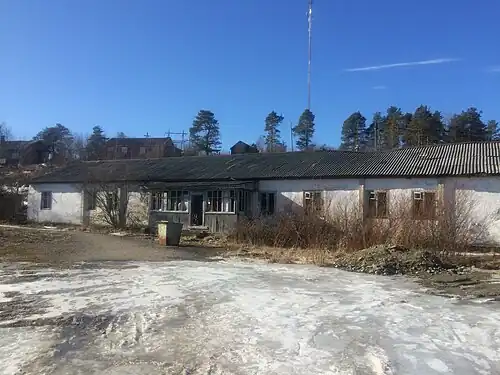 Полуразрушенное здание пограничной заставы